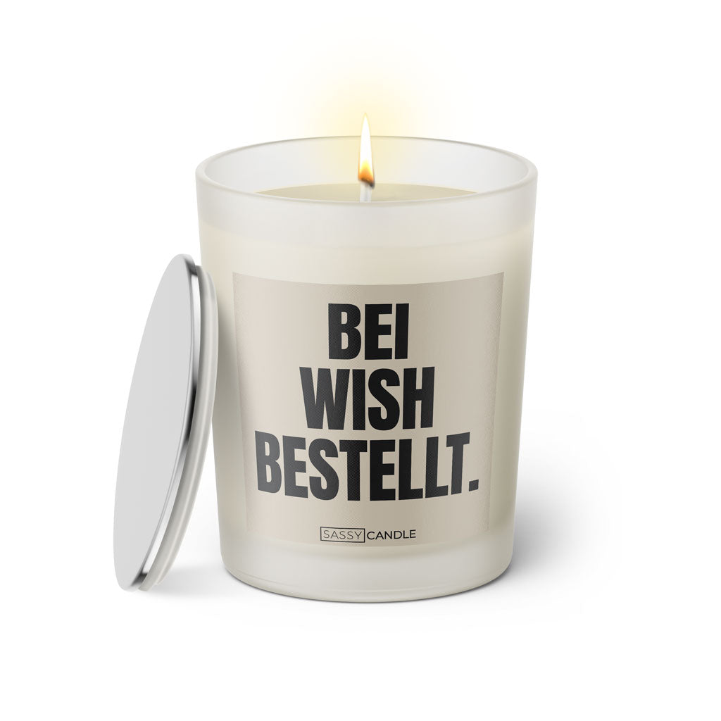 Duftkerze mit Spruch: Bei Wish bestellt. Farbe beige und schwarz von Sassy Candle.