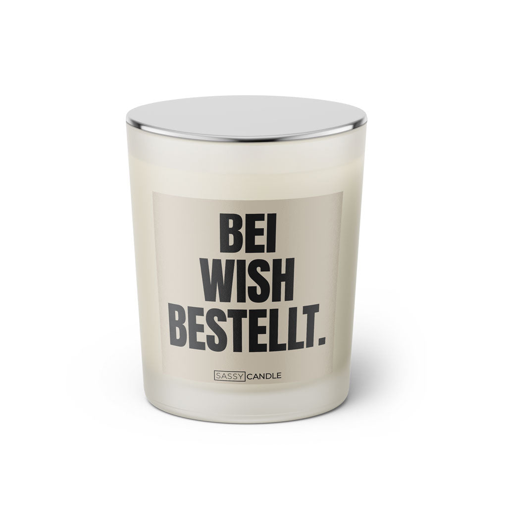 Duftkerze mit Spruch: Bei Wish bestellt. Farbe beige und schwarz von Sassy Candle.