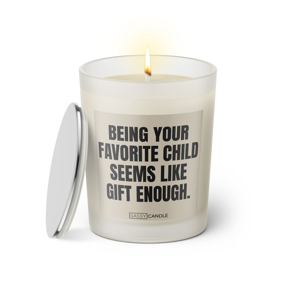 Duftkerze mit witzigen Spruch: Being your favorite child seems like gift enough. Kerzenglas mit silbernen Deckel. Farbe beige und schwarz von Sassy Candle.