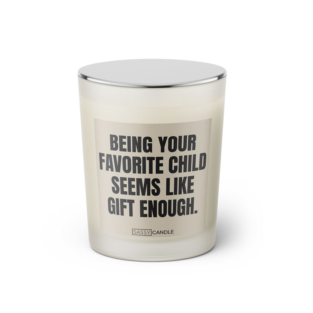 Duftkerze mit witzigen Spruch: Being your favorite child seems like gift enough. Kerzenglas mit silbernen Deckel. Farbe beige und schwarz von Sassy Candle.