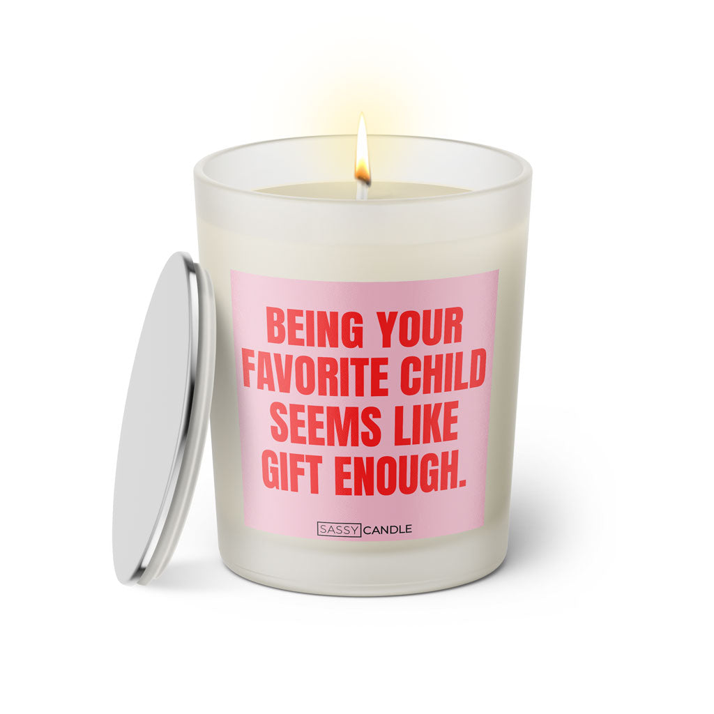 Duftkerze mit witzigen Spruch: Being your favorite child seems like gift enough. Kerzenglas mit silbernen Deckel. Farbe rosa und pink von Sassy Candle.