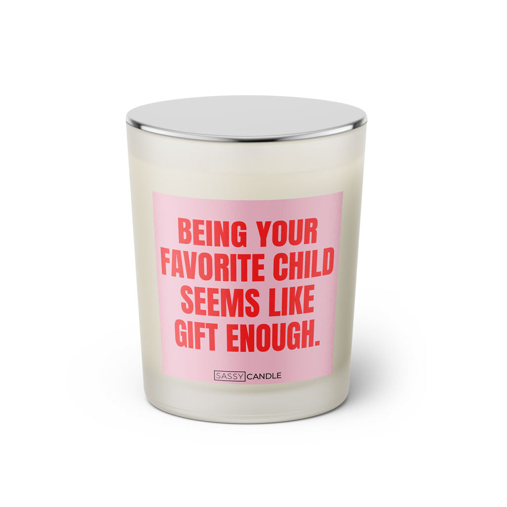 Duftkerze mit witzigen Spruch: Being your favorite child seems like gift enough. Kerzenglas mit silbernen Deckel. Farbe rosa und pink von Sassy Candle.