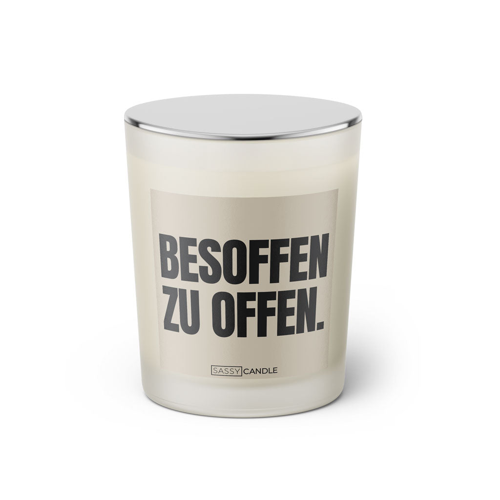 Duftkerze mit Spruch: Besoffen zu offen. Farbe beige und schwarz von Sassy Candle.