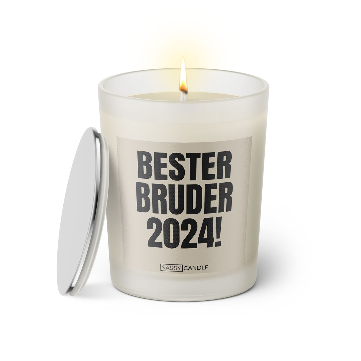 Duftkerze mit witzigem Spruch: Bester Bruder 2024. Farbe beige und schwarze Schrift. Kerzenglas mit silbernem Deckel von SassyCandle.