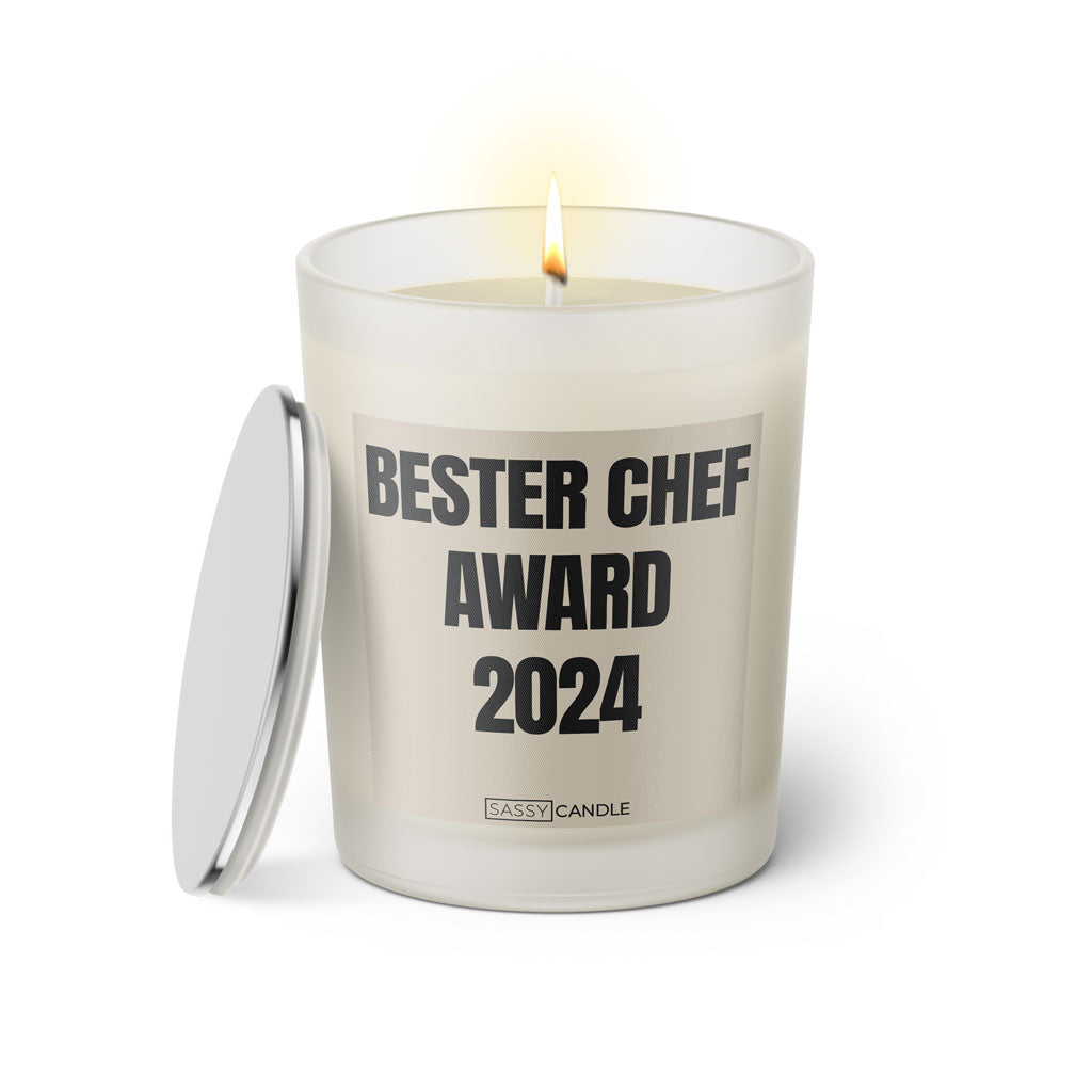 Duftkerze mit witzigem Spruch: Bester Chef Award 2024. Farbe beige und schwarze Schrift. Kerzenglas mit silbernem Deckel von SassyCandle.