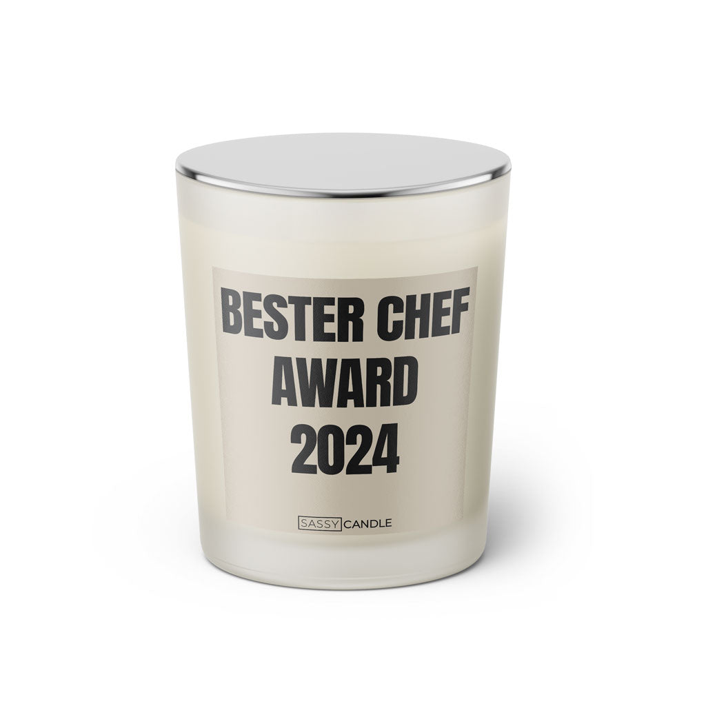 Duftkerze mit witzigem Spruch: Bester Chef Award 2024. Farbe beige und schwarze Schrift. Kerzenglas mit silbernem geschlossenem Deckel von SassyCandle.