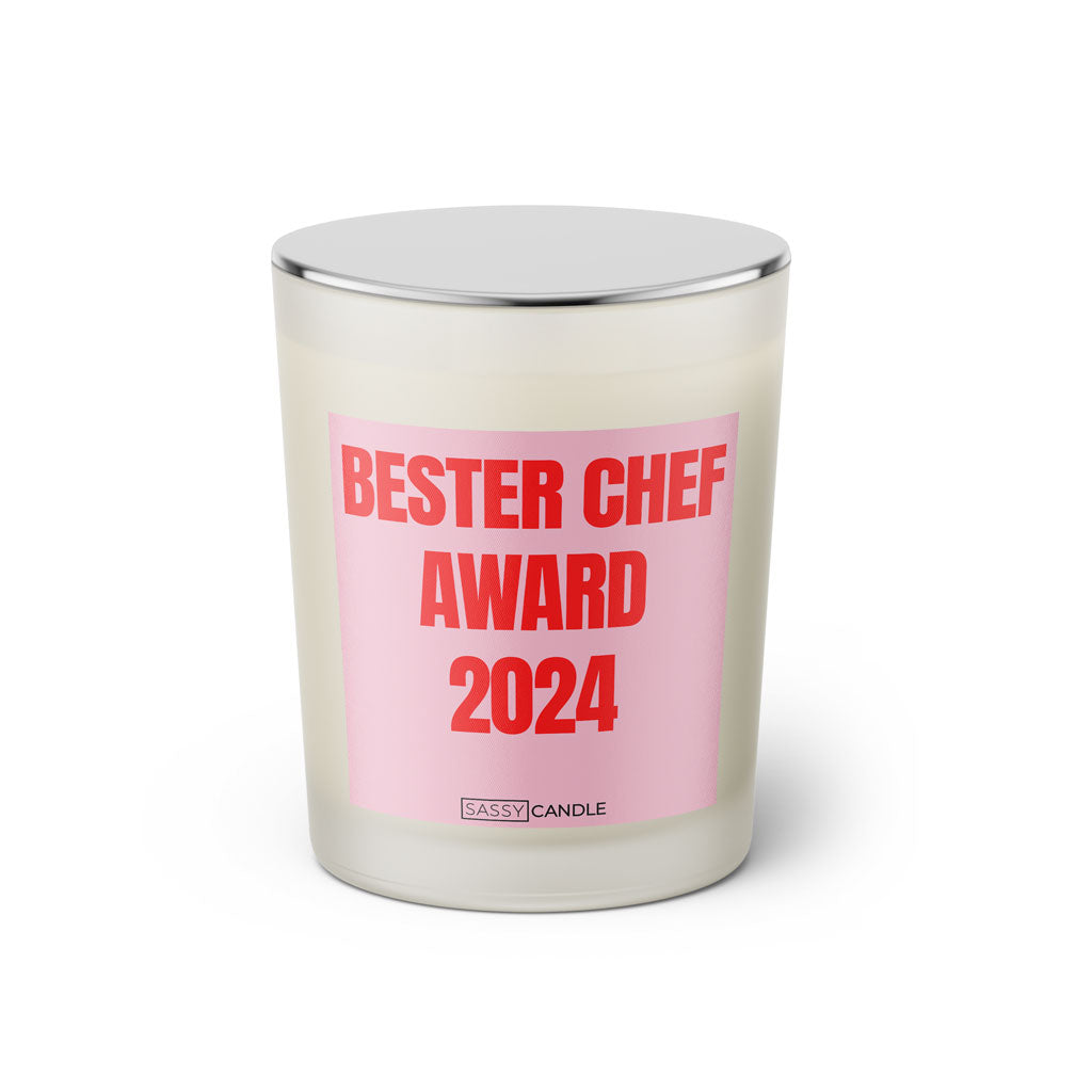 Duftkerze mit witzigem Spruch: Bester Chef Award 2024. Farbe rosa und pinke Schrift. Kerzenglas mit silbernem geschlossenem Deckel von SassyCandle.