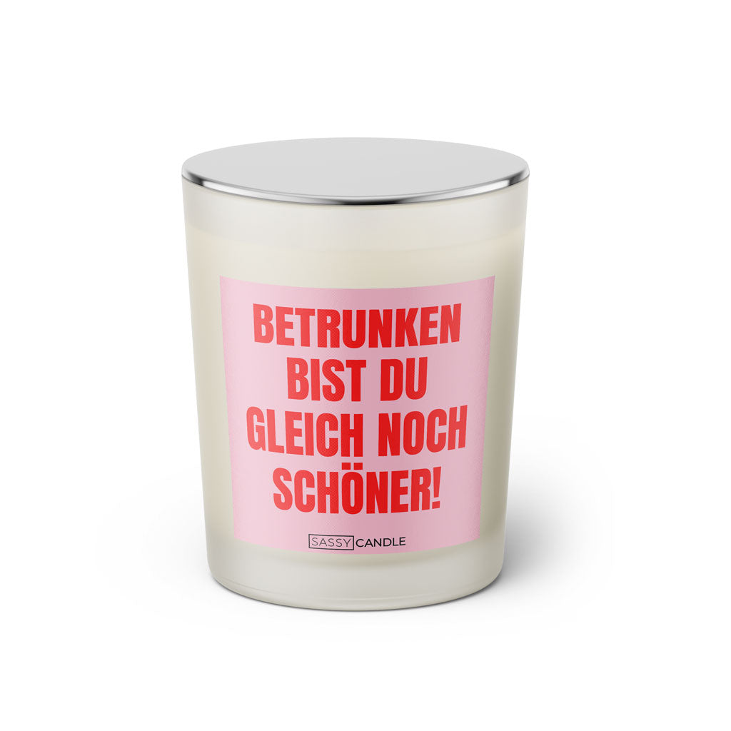 Duftkerze mit witzigem Spruch: Betrunken bist du gleich noch schöner! Farbe rosa und pinke Schrift. Kerzenglas mit silbernem geschlossenem Deckel von SassyCandle.