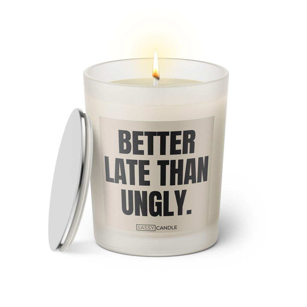 Duftkerze mit witzigen Spruch: Better late than ugly. Farbe beige und schwarz von Sassy Candle.