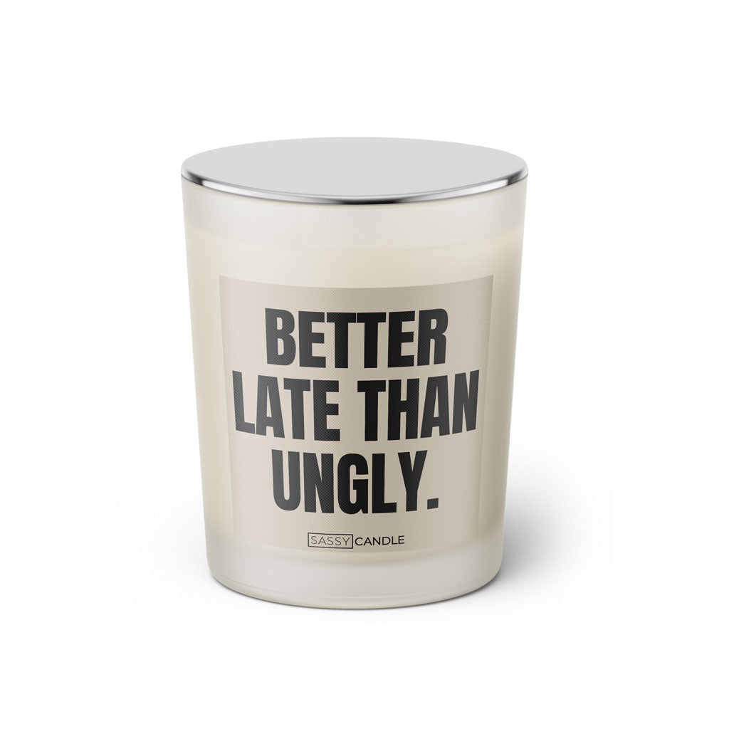Duftkerze mit witzigen Spruch: Better late than ugly. Farbe beige und schwarz von Sassy Candle.