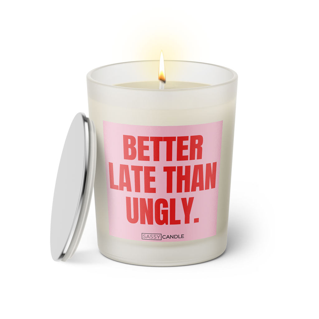 Duftkerze mit witzigen Spruch: Better late than ugly. Farbe rosa und pink von Sassy Candle.
