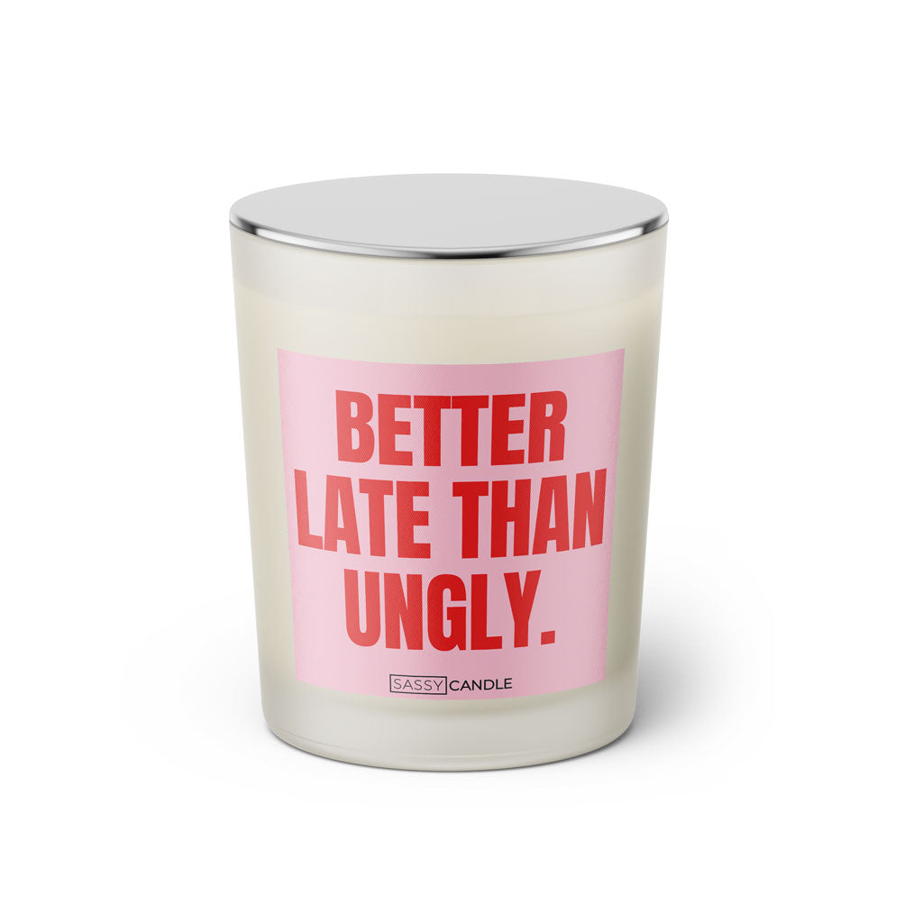 Duftkerze mit witzigen Spruch: Better late than ugly. Farbe rosa und pink von Sassy Candle.