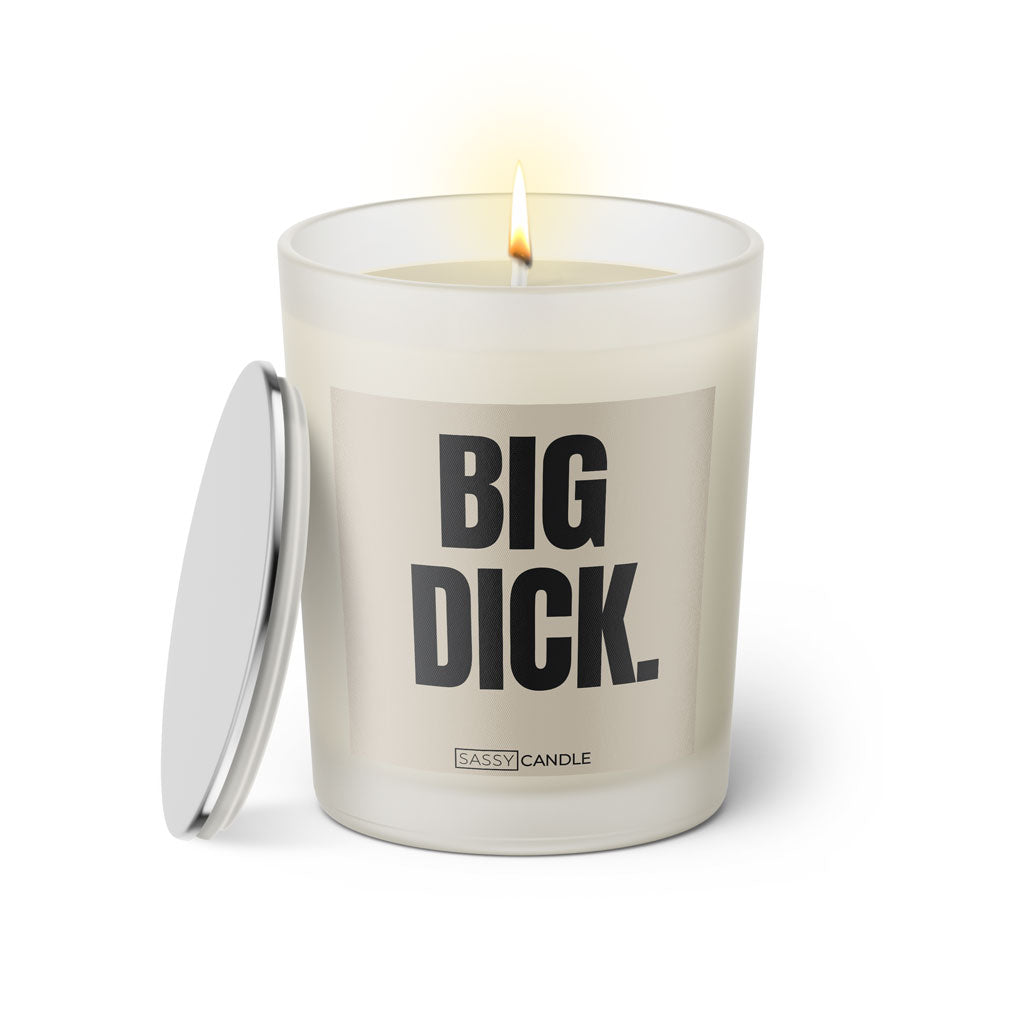 Duftkerze mit Spruch: Big Dick. Farbe beige und schwarz von Sassy Candle.