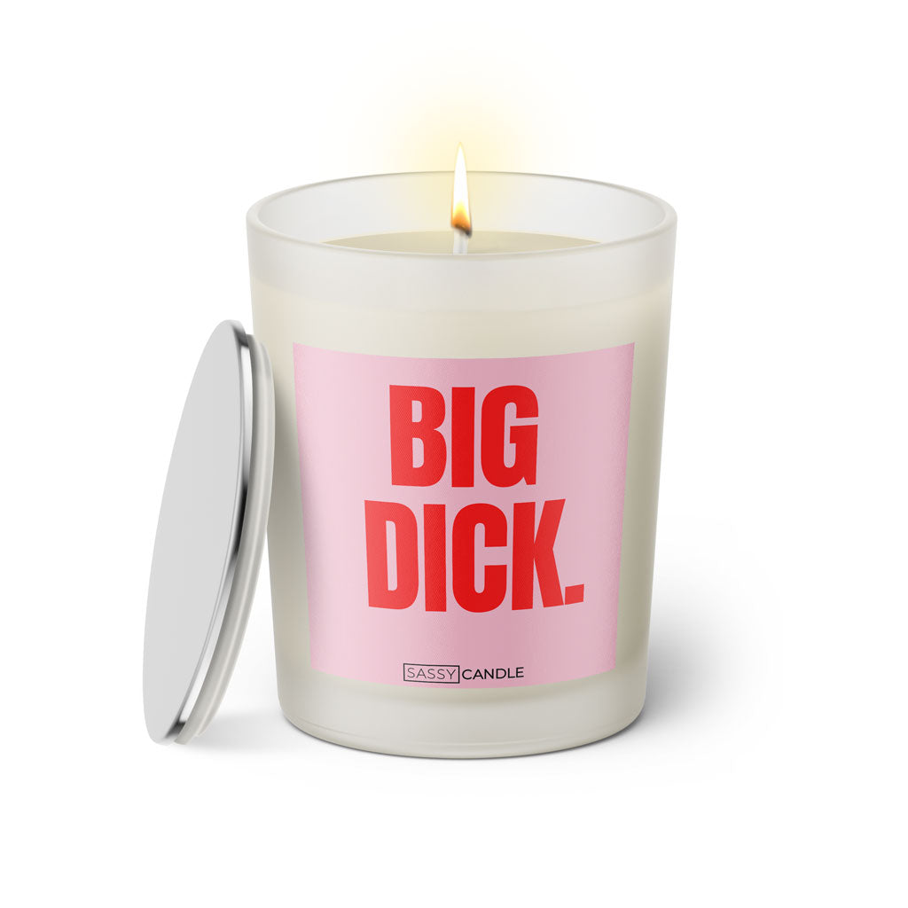Duftkerze mit Spruch: Big Dick. Farbe rosa und pink von Sassy Candle.
