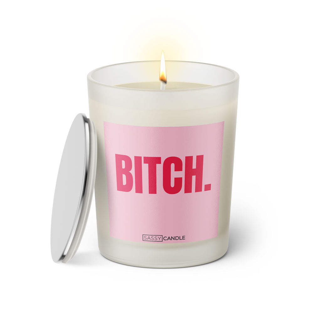 Duftkerze mit witzigem Spruch: Bitch. Farbe rosa und pinke Schrift. Kerzenglas mit silbernem Deckel von SassyCandle.