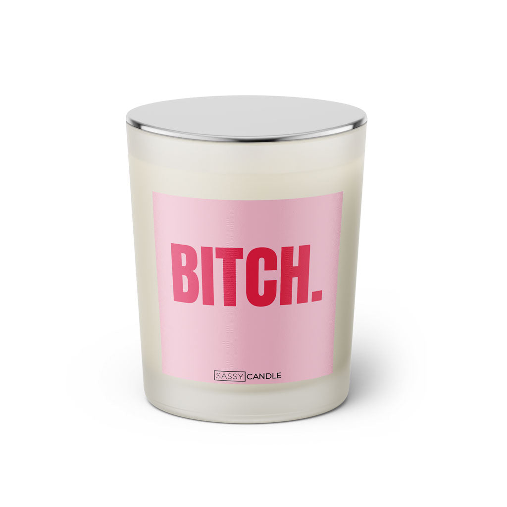 Duftkerze mit witzigem Spruch: Bitch. Farbe rosa und pinke Schrift. Kerzenglas mit geschlossenem silbernem Deckel von SassyCandle.