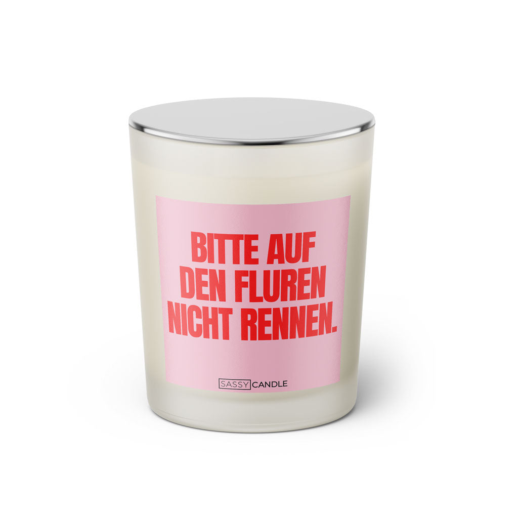 Duftkerze mit witzigen Spruch: Bitte auf den Fluren nicht rennen. Farbe rosa und pink von Sassy Candle.