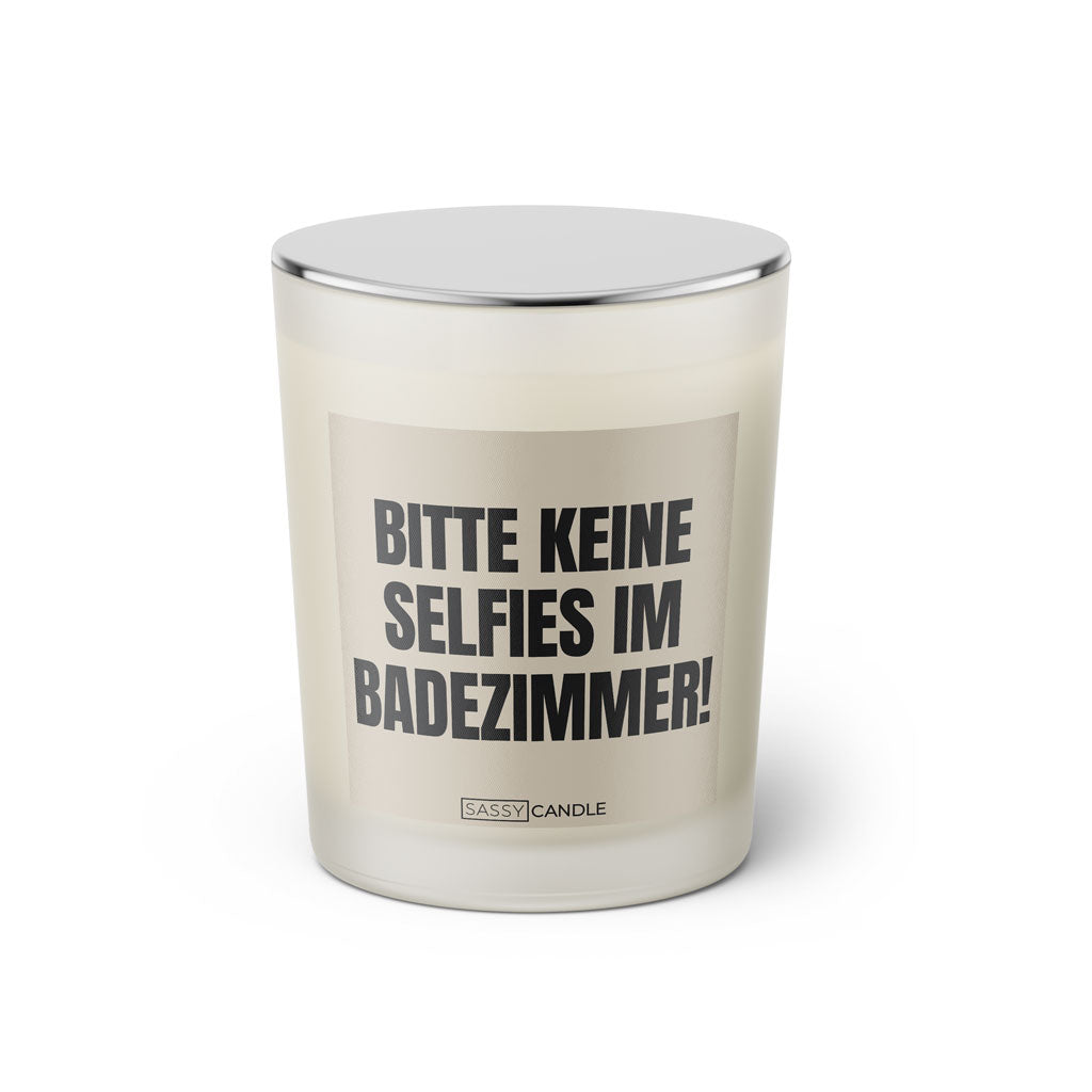 Duftkerze mit witzigen Spruch: Bitte keine Selfies im Badezimmer! Farbe beige und schwarz von Sassy Candle.