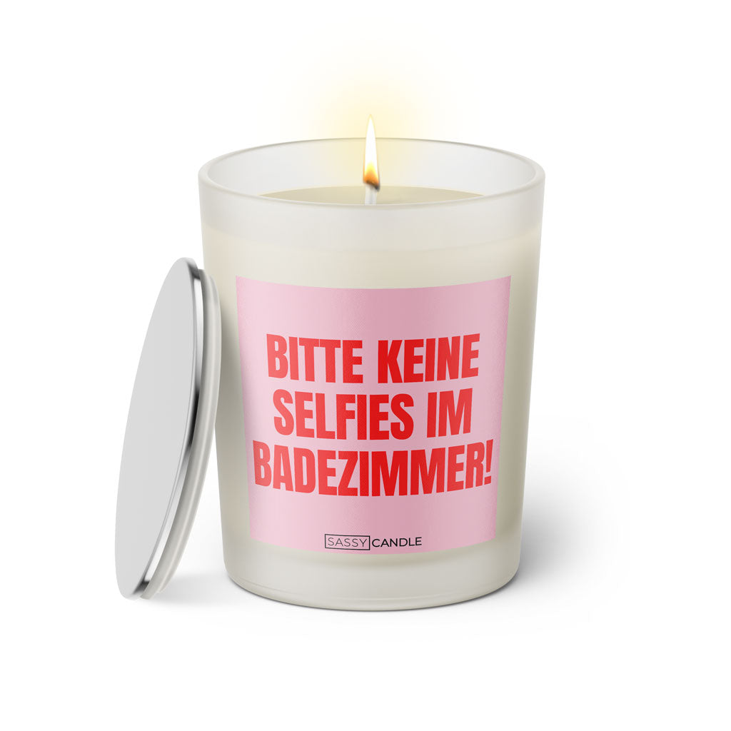 Duftkerze mit witzigen Spruch: Bitte keine Selfies im Badezimmer! Farbe rosa und pink von Sassy Candle.