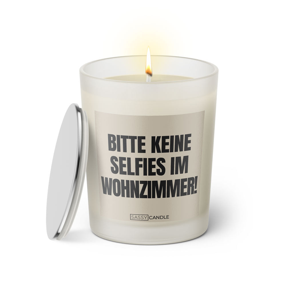 Duftkerze mit witzigen Spruch: Bitte keine Selfies im Wohnzimmer! Farbe beige und schwarz von Sassy Candle.