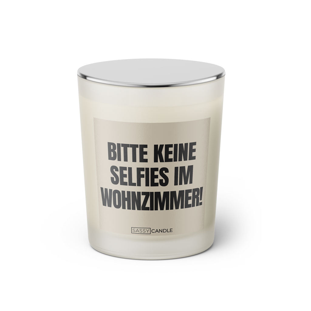 Duftkerze mit witzigen Spruch: Bitte keine Selfies im Wohnzimmer! Farbe beige und schwarz von Sassy Candle.
