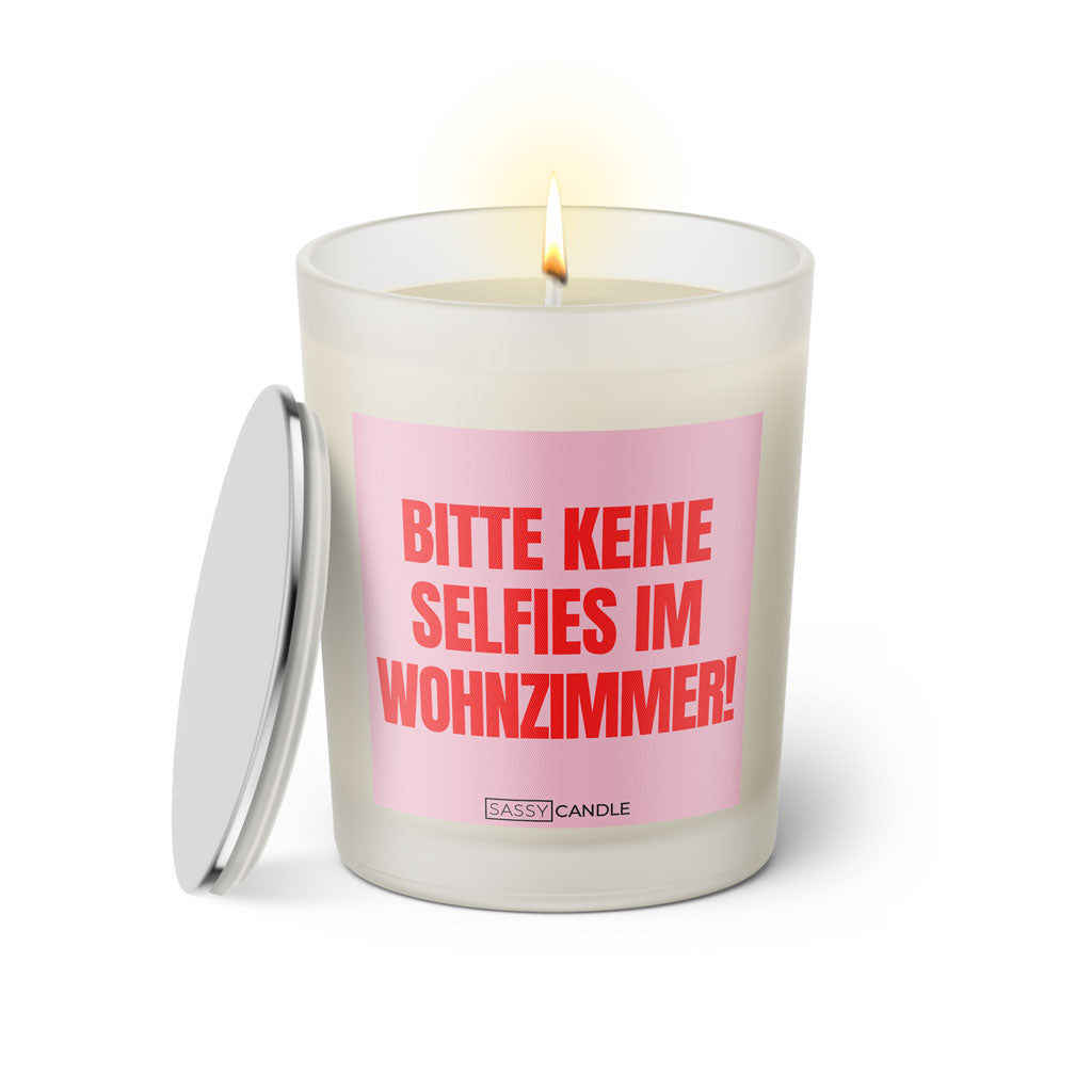 Duftkerze mit witzigen Spruch: Bitte keine Selfies im Wohnzimmer! Farbe rosa und pink von Sassy Candle.