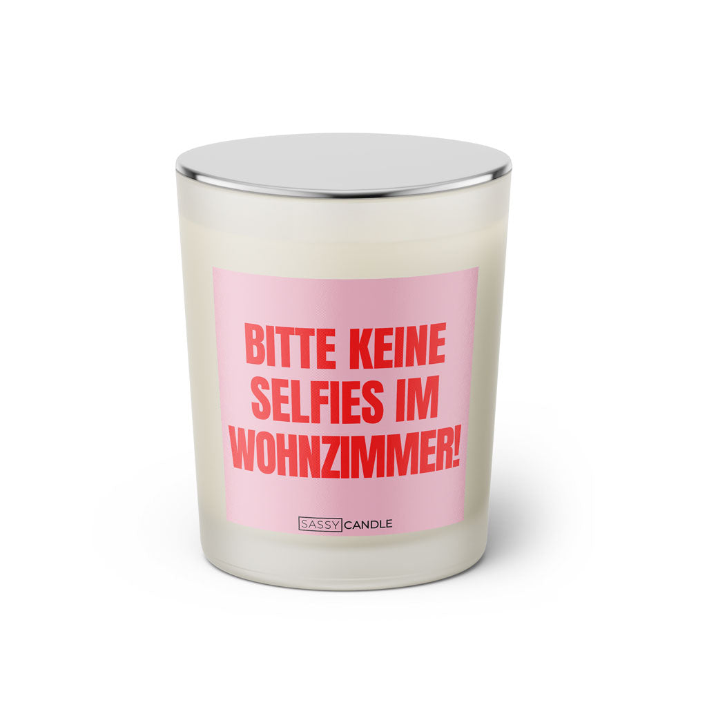 Duftkerze mit witzigen Spruch: Bitte keine Selfies im Wohnzimmer! Farbe rosa und pink von Sassy Candle.