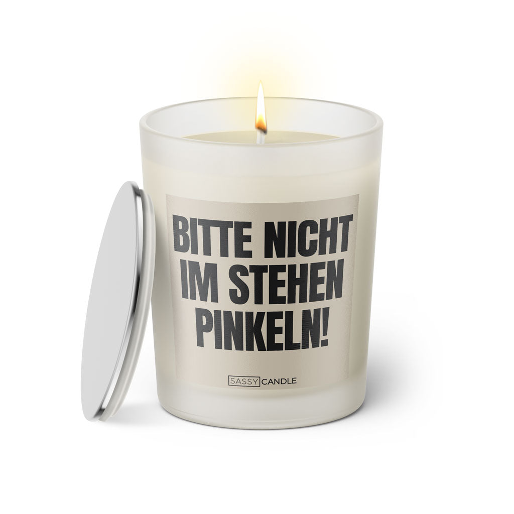 Duftkerze mit witzigen Spruch: Bitte nicht im stehen pinkeln! Farbe beige und schwarz von Sassy Candle.