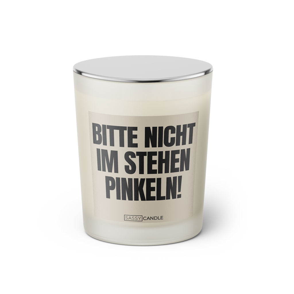 Duftkerze mit witzigen Spruch: Bitte nicht im stehen pinkeln! Farbe beige und schwarz von Sassy Candle.
