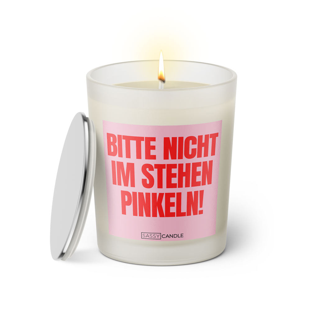 Duftkerze mit witzigen Spruch: Bitte nicht im stehen pinkeln! Farbe rosa und pink von Sassy Candle.