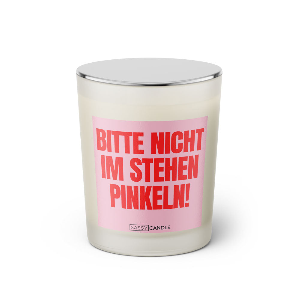 Duftkerze mit witzigen Spruch: Bitte nicht im stehen pinkeln! Farbe rosa und pink von Sassy Candle.