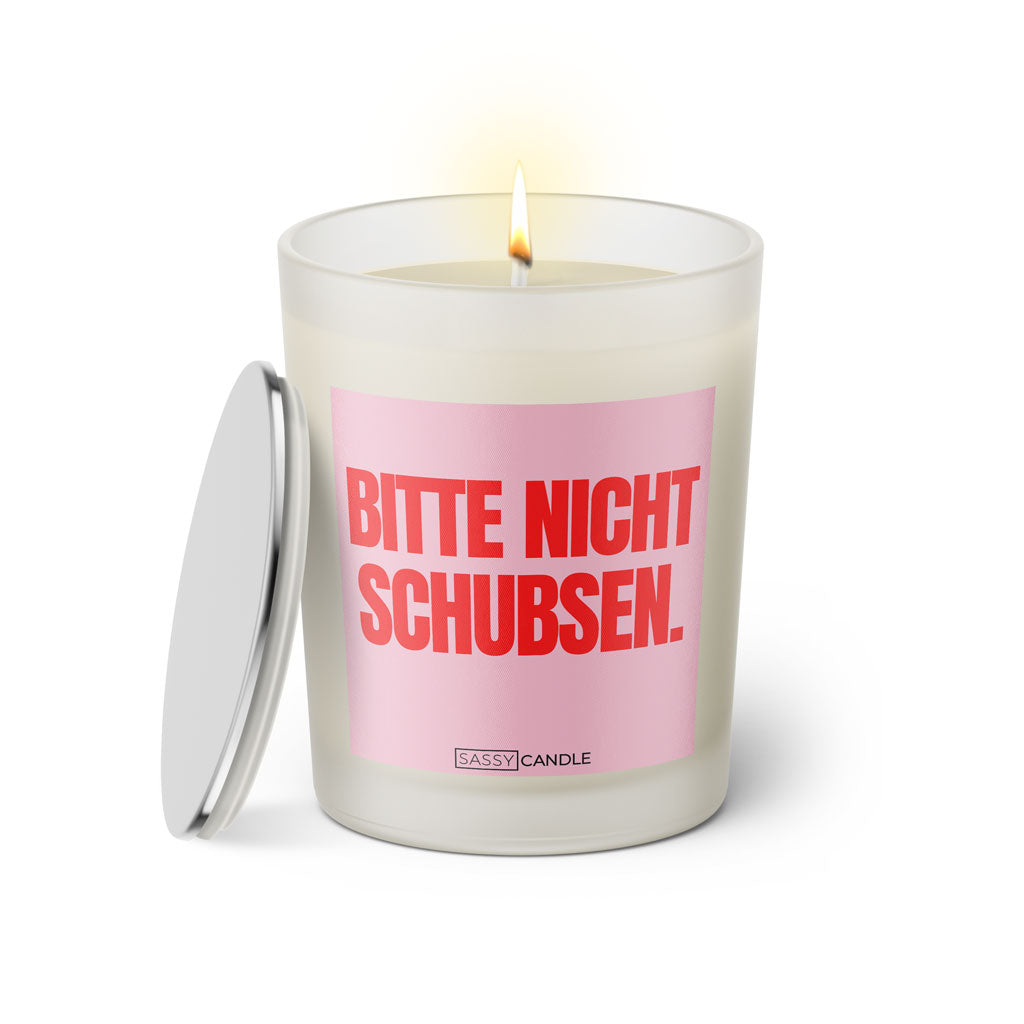 Duftkerze mit witzigen Spruch: Bitte nicht schubsen. Farbe rosa und pink von Sassy Candle.