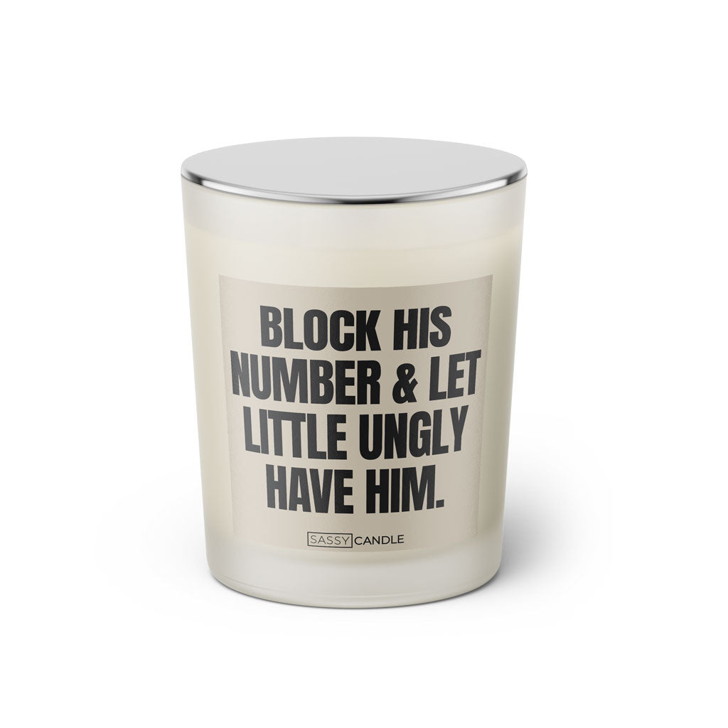 Duftkerze mit witzigem Spruch: Block his number & let little ugly have him. beige und schwarze Schrift. Kerzenglas mit silbernem Deckel von Sassy Candle.