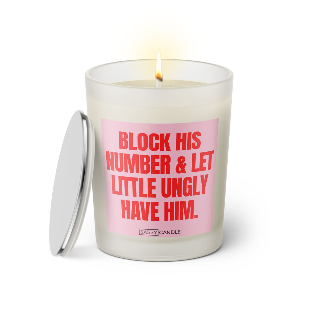 Duftkerze mit witzigem Spruch: Block his number & let little ugly have him. rosa und pinke Schrift. Kerzenglas mit silbernem Deckel von Sassy Candle.