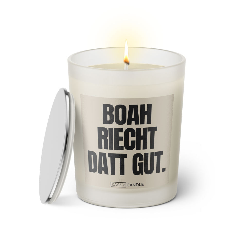 Duftkerze mit witzigen Spruch: Boah riecht datt gut. Farbe beige und schwarz von Sassy Candle.