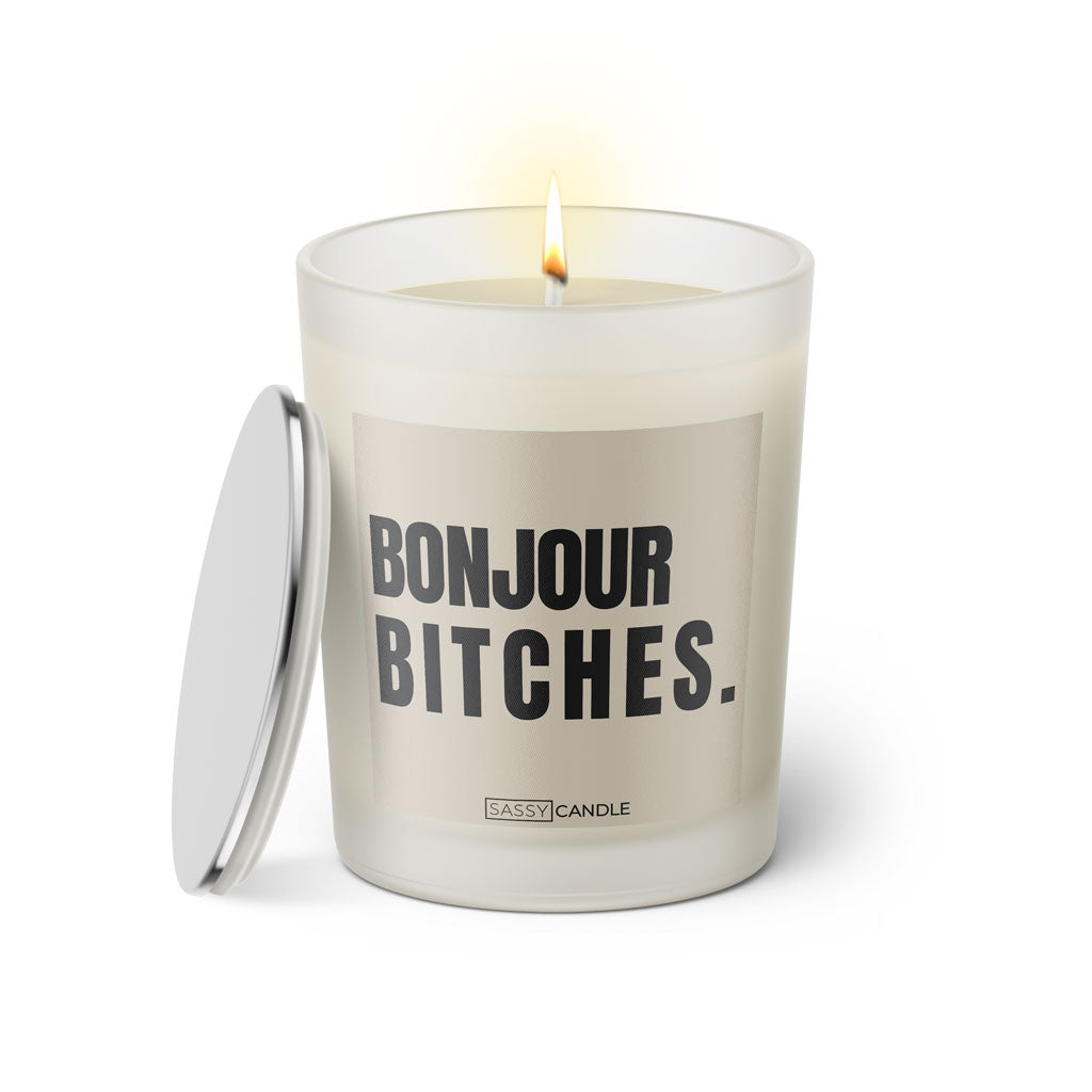 Duftkerze mit witzigem Spruch: Bonjour Bitches! Farbe beige und schwarz mit silbernem Deckel von Sassy Candle.