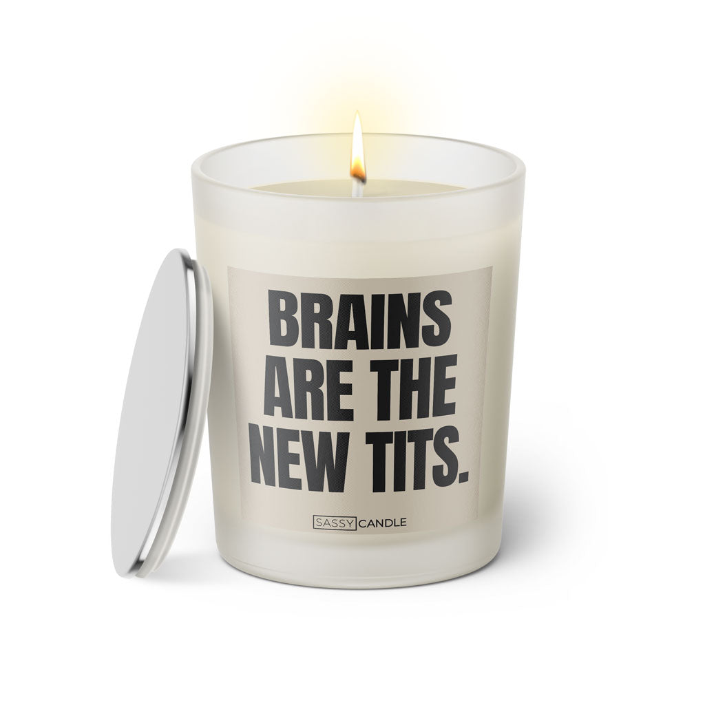 Duftkerze mit witzigen Spruch: Brains are the new tits. Farbe beige und schwarz von Sassy Candle.
