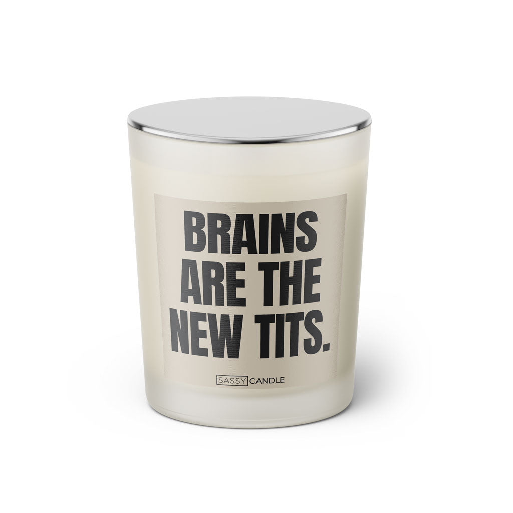 Duftkerze mit witzigen Spruch: Brains are the new tits. Farbe beige und schwarz von Sassy Candle.