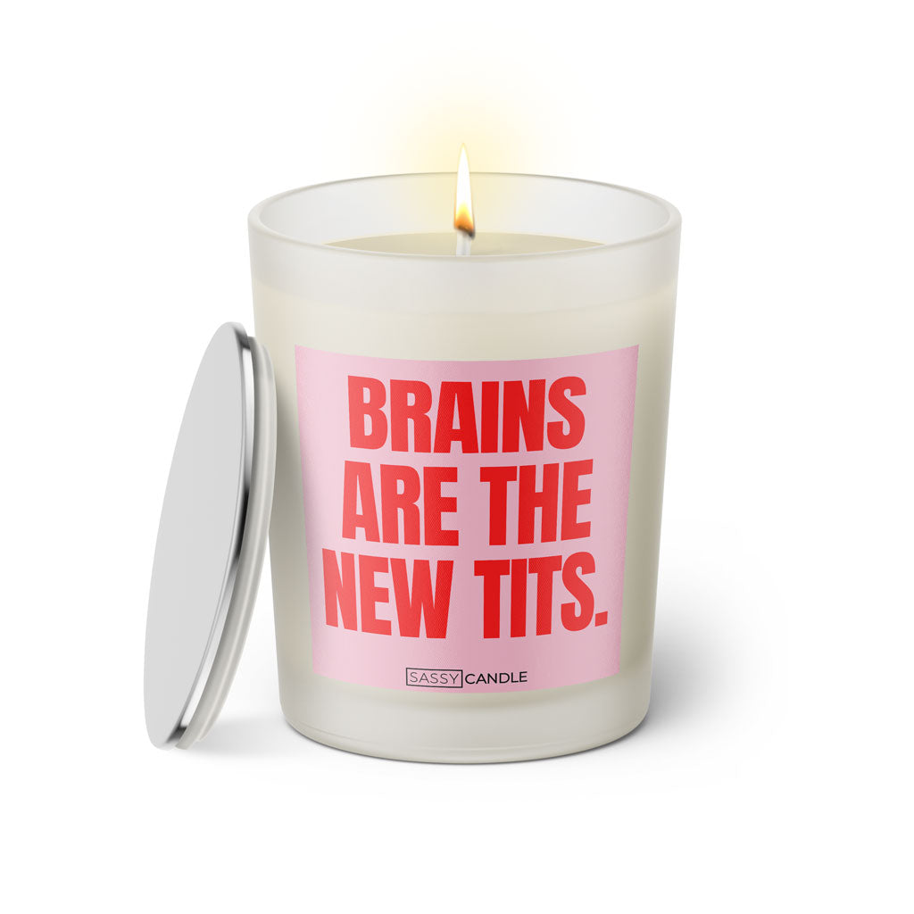 Duftkerze mit witzigen Spruch: Brains are the new tits. Farbe rosa und pink von Sassy Candle.