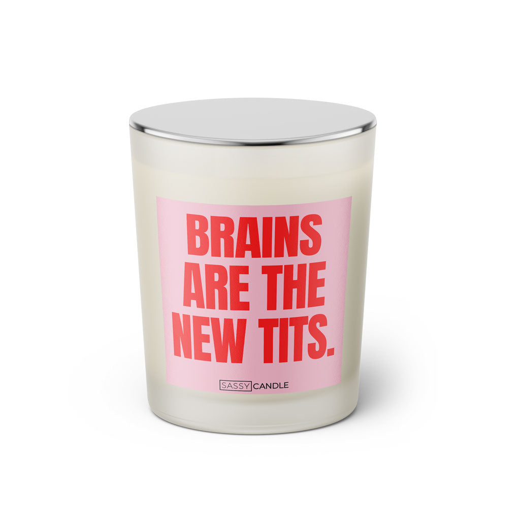 Duftkerze mit witzigen Spruch: Brains are the new tits. Farbe rosa und pink von Sassy Candle.