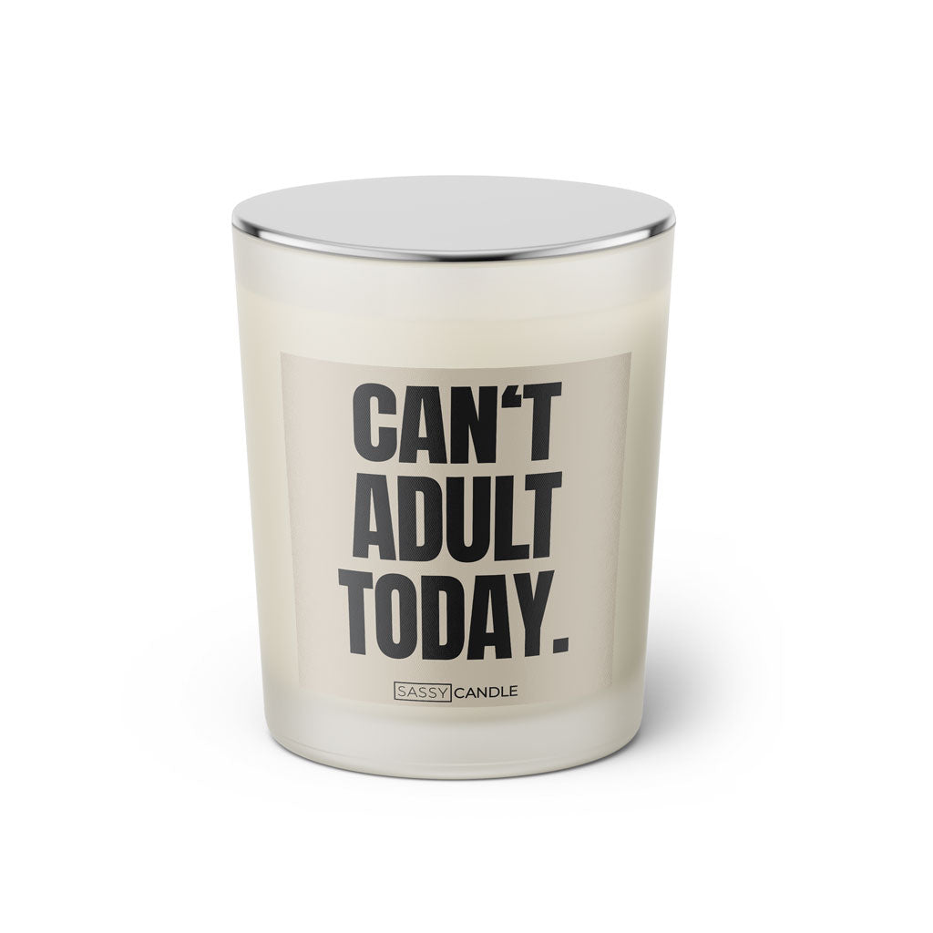 Duftkerze mit witzigen Spruch: Can't adult today. Farbe beige und schwarz von Sassy Candle.