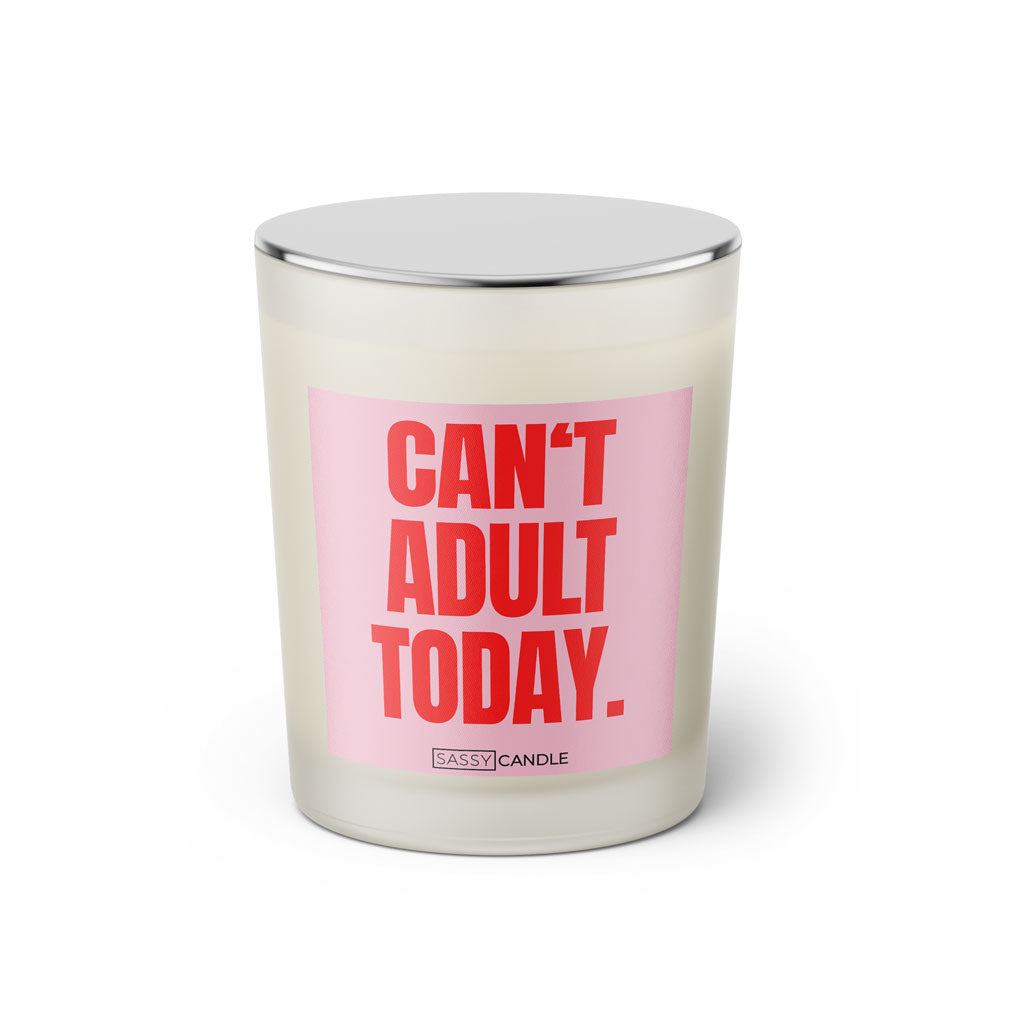 Duftkerze mit witzigen Spruch: Can't adult today. Farbe rosa und pink von Sassy Candle.