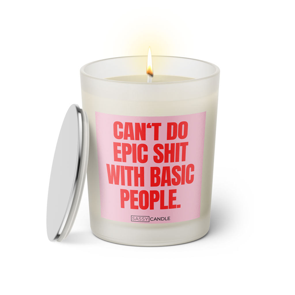 Duftkerze mit Spruch: Can't do epic shit with basic people. Farbe rosa und pink von Sassy Candle.