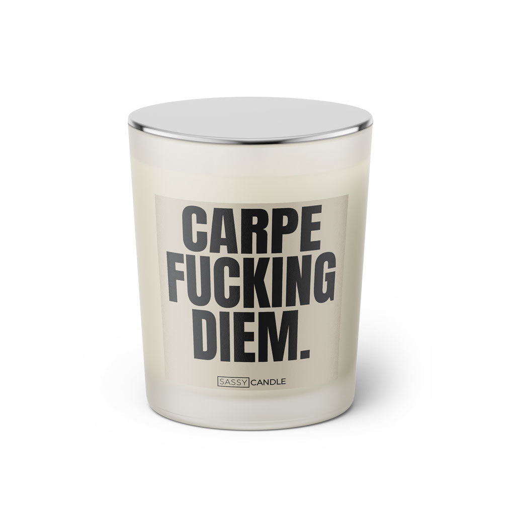 Duftkerze mit witzigem Spruch. Carpe fucking Diem. Farbe beige und schwarze Schrift. Kerzenglas mit geschlossenem silbernem Deckel von SassyCandle.