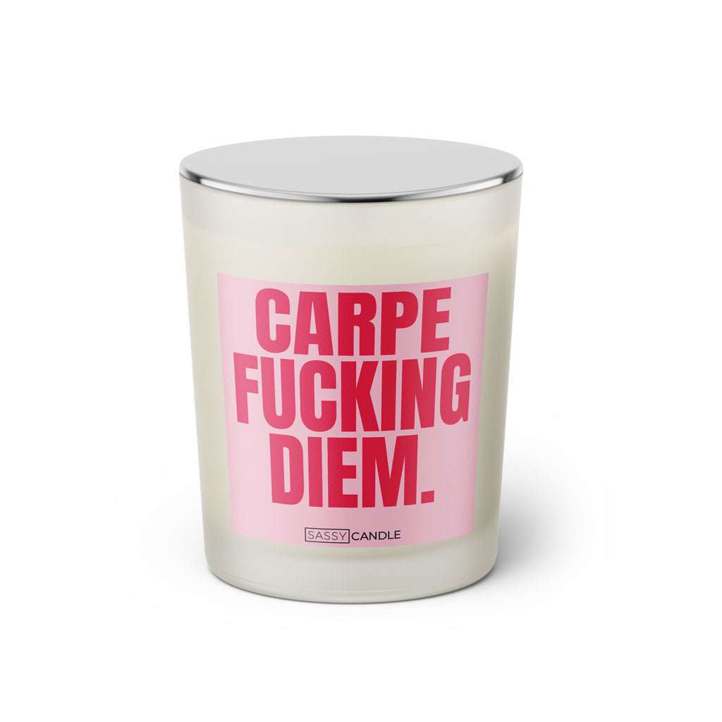 Duftkerze mit witzigem Spruch. Carpe fucking Diem. Farbe rosa und pinke Schrift. Kerzenglas mit geschlossenem silbernem Deckel von SassyCandle.