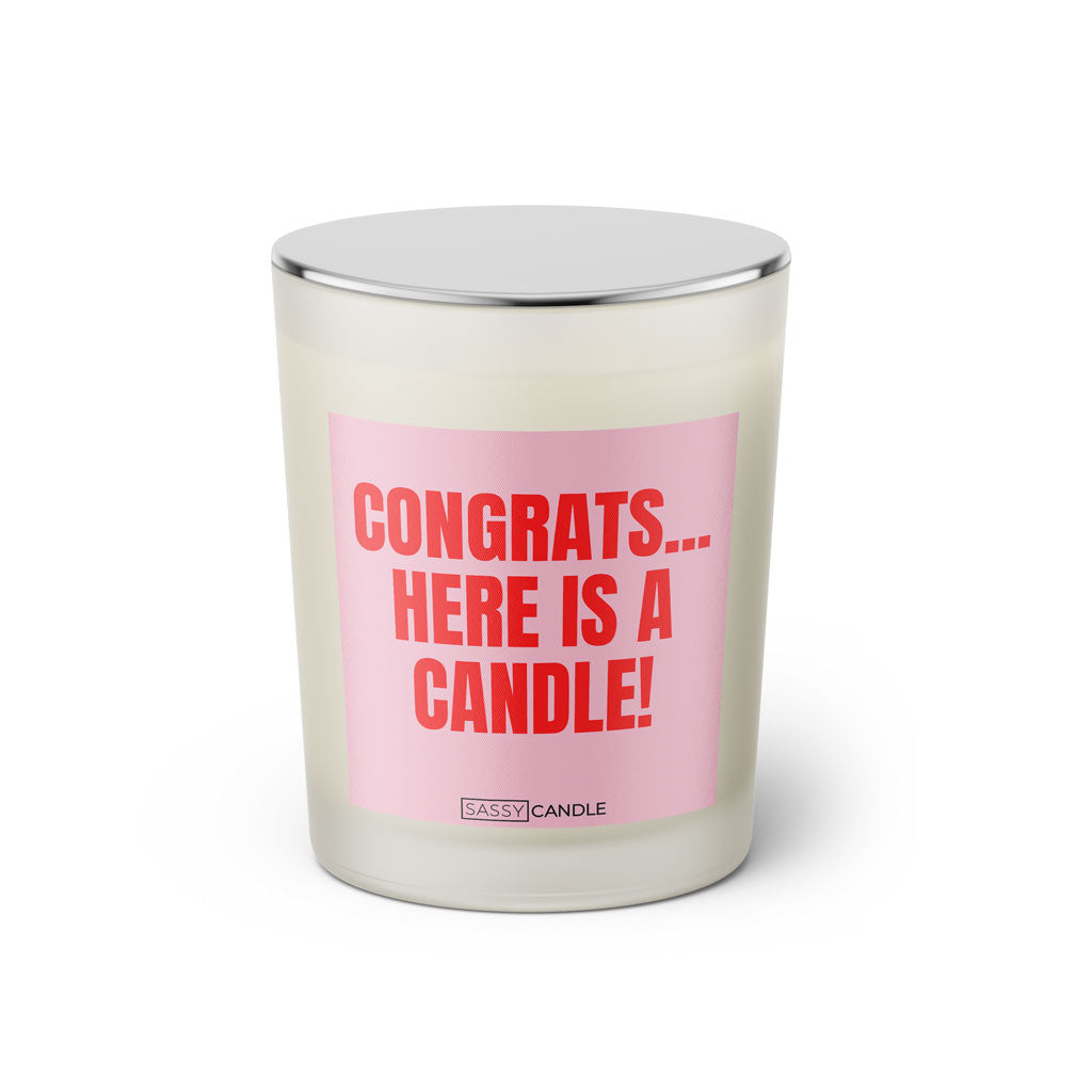 Duftkerze mit witzigem Spruch. Congrats here is a candle. Farbe rosa und pinke Schrift. Kerzenglas mit geschlossenem silbernem Deckel von SassyCandle.