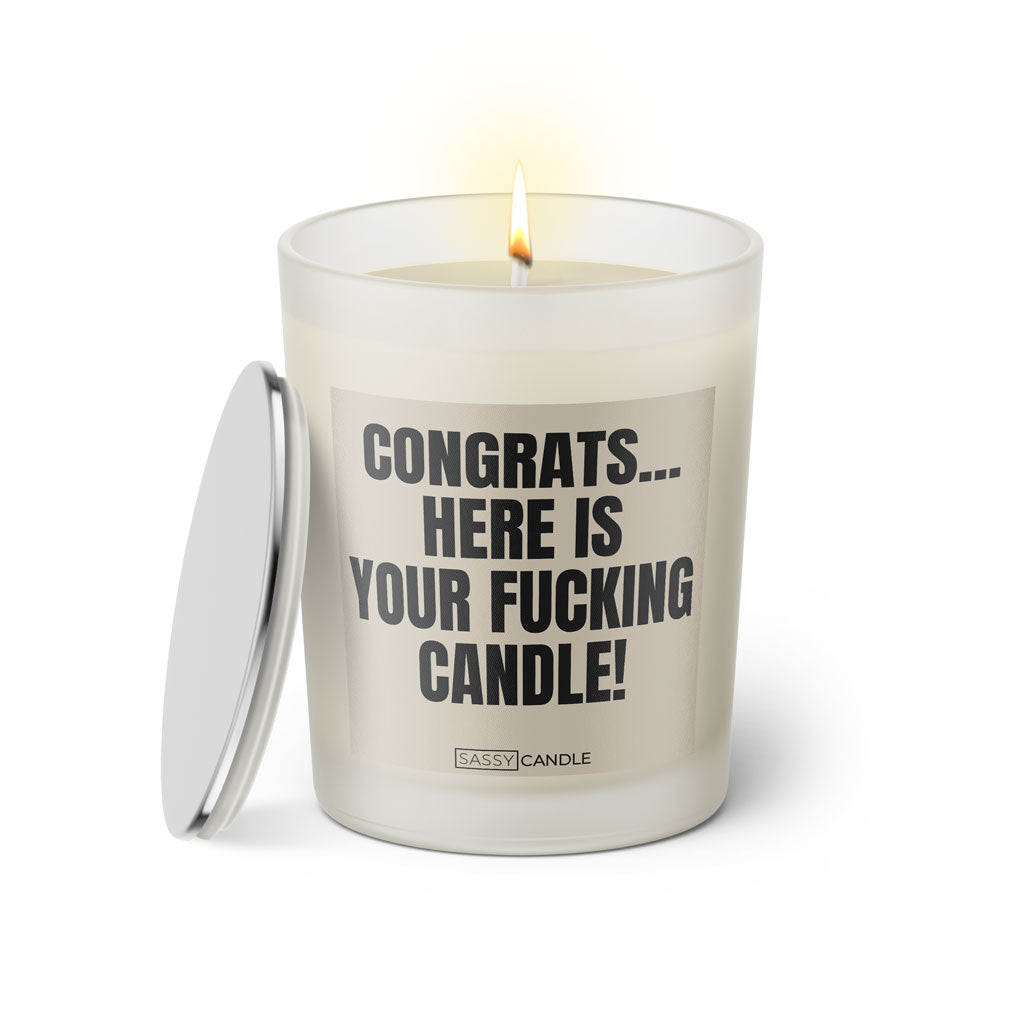 Duftkerze mit witzigen Spruch: Congrats... Here is your fucking candle! Farbe beige und schwarz von Sassy Candle.