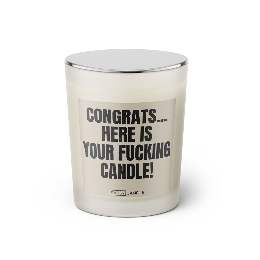 Duftkerze mit witzigen Spruch: Congrats... Here is your fucking candle! Farbe beige und schwarz von Sassy Candle.