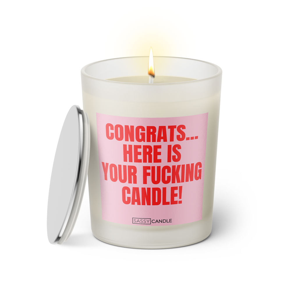 Duftkerze mit witzigen Spruch: Congrats... Here is your fucking candle! Farbe rosa und pink von Sassy Candle.