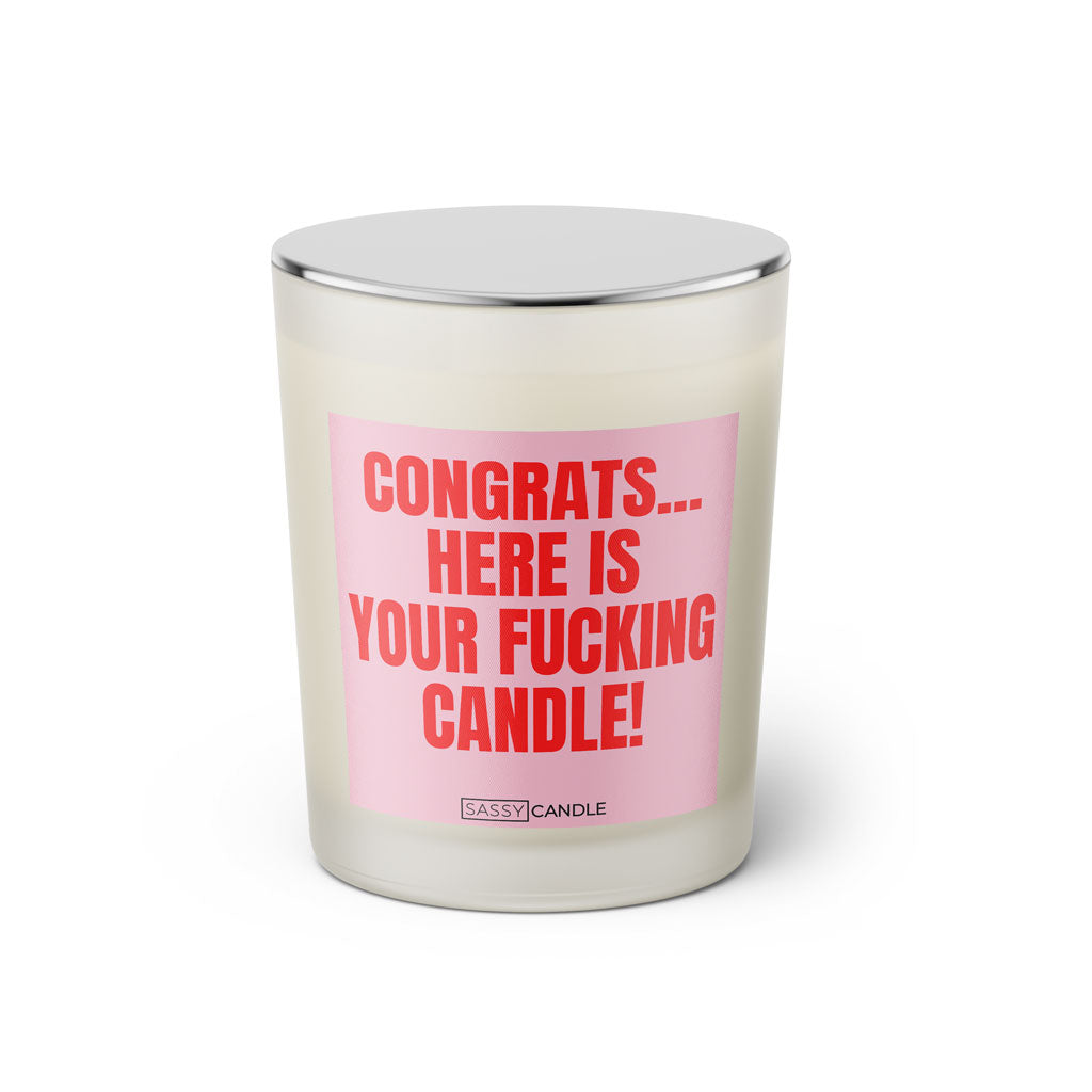 Duftkerze mit witzigen Spruch: Congrats... Here is your fucking candle! Farbe rosa und pink von Sassy Candle.